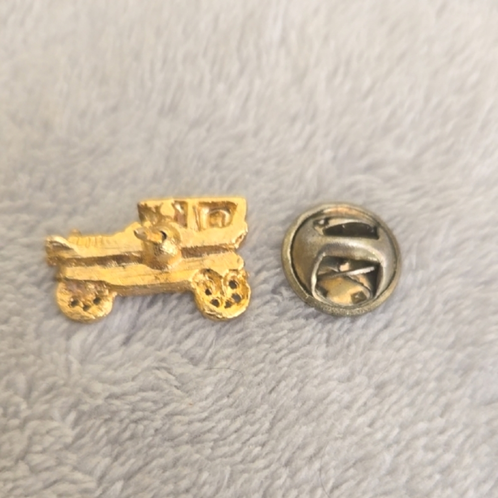 #158 Gold Vintage Car Pin - Picture 3 of 4